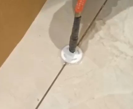 徐闻瓷砖空鼓维修公司专业解答瓷砖在铺贴过程中，如果没有涂抹均匀到位的粘结材料（如水泥砂浆或瓷砖胶），可能会导致以下问题