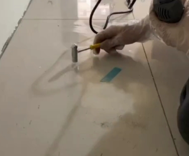 徐闻瓷砖开裂维修公司专业分享瓷砖在铺贴前如果没有沥干水分，将会导致以下问题